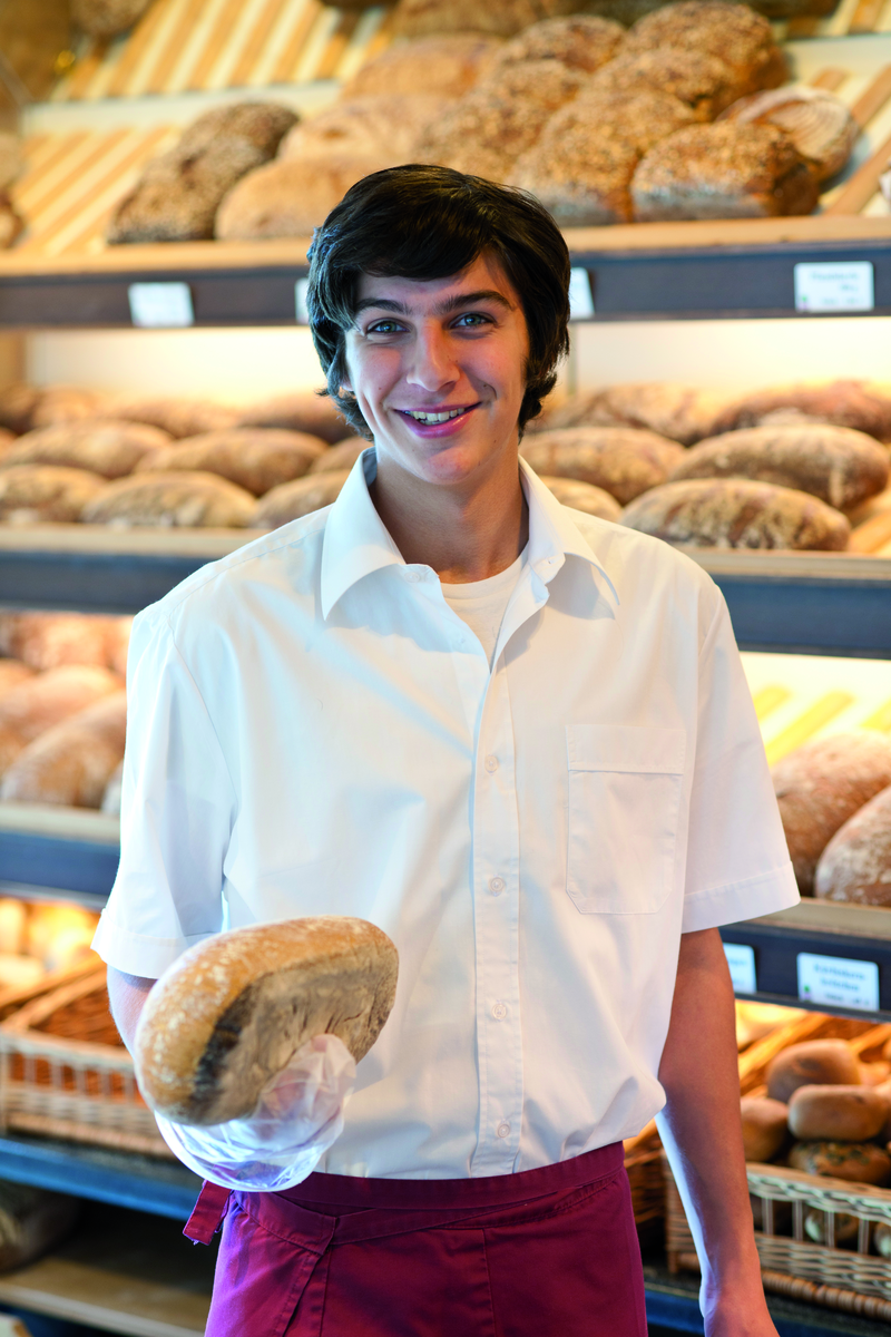 Auszubildender mit frischem Brot