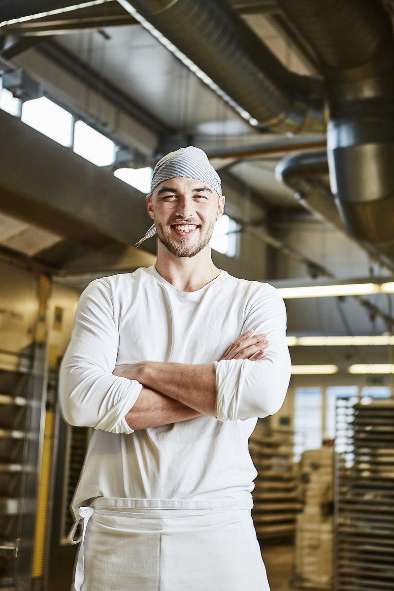 Stolzer Bäckermeister in Backstube