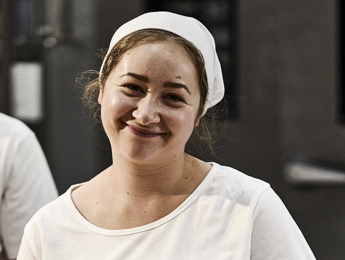 Bäckerin beim Teig Kneten