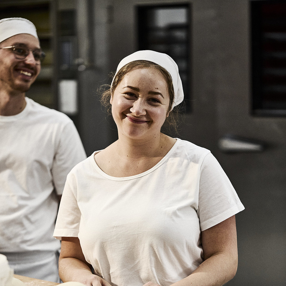 Bäckerin beim Teig Kneten