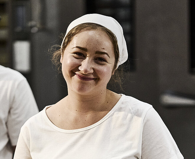 Bäckerin beim Teig Kneten