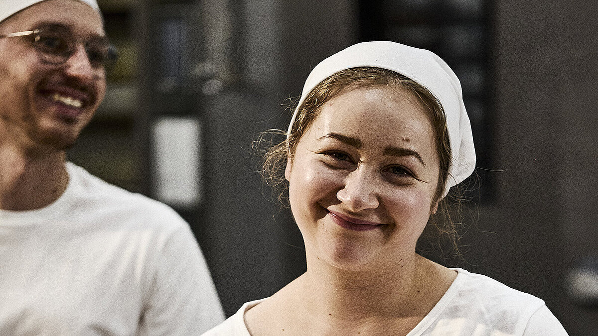 Bäckerin beim Teig Kneten