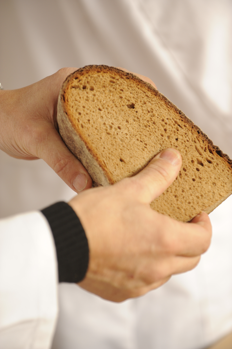 Bäcker zeigt Brot