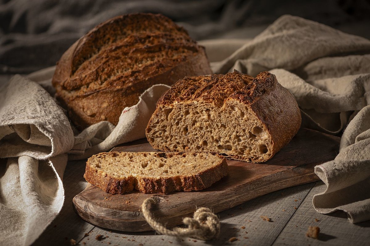 Ein Vollkornbrot in Scheiben geschnitten