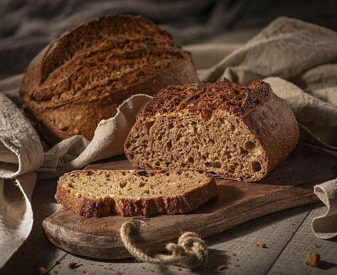 Ein Vollkornbrot in Scheiben geschnitten