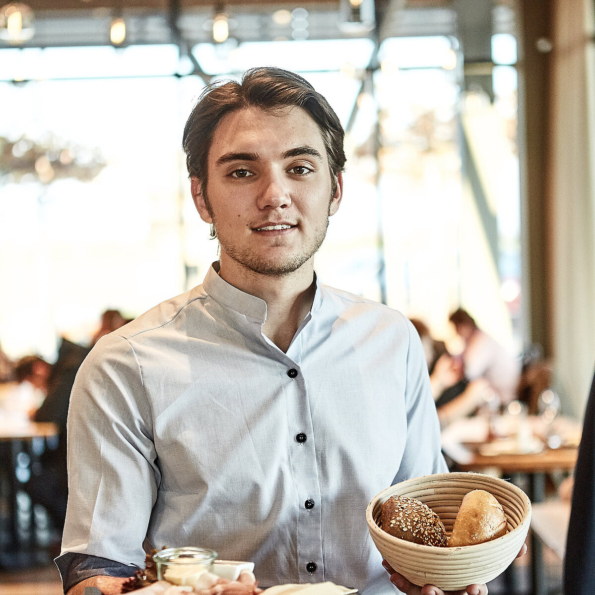Bäckereifachverkäufer bedient Kunden