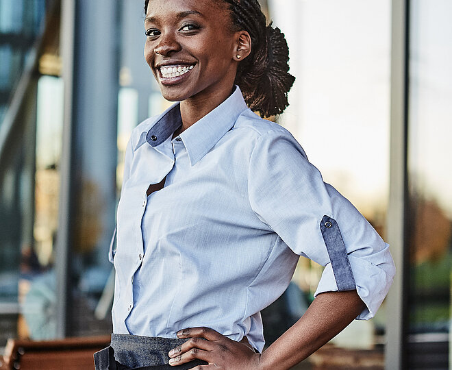 Bäckereifachverkäuferin posiert vor der Kamera