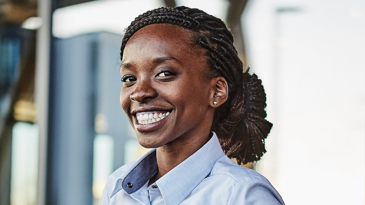 Bäckereifachverkäuferin posiert vor der Kamera