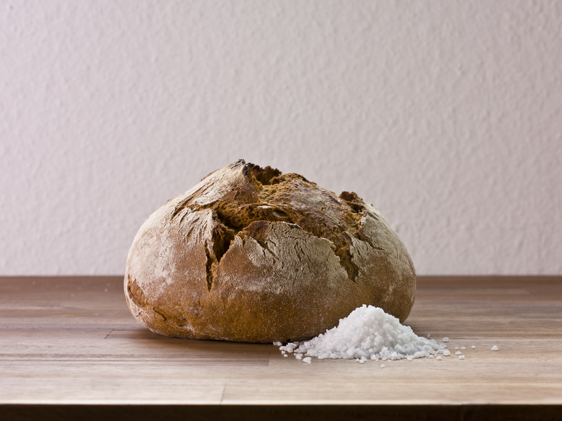 Rundes Krustenbrot und Salz