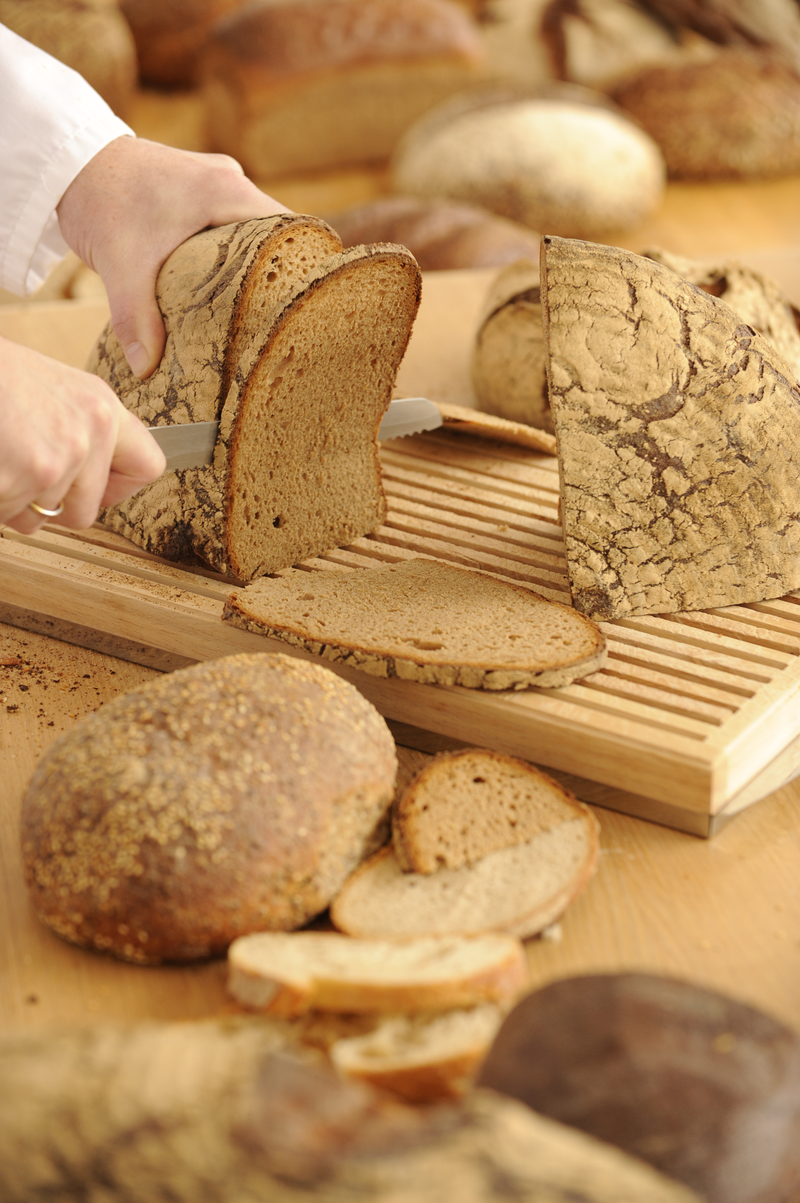 Bäcker schneidet Rundbrot