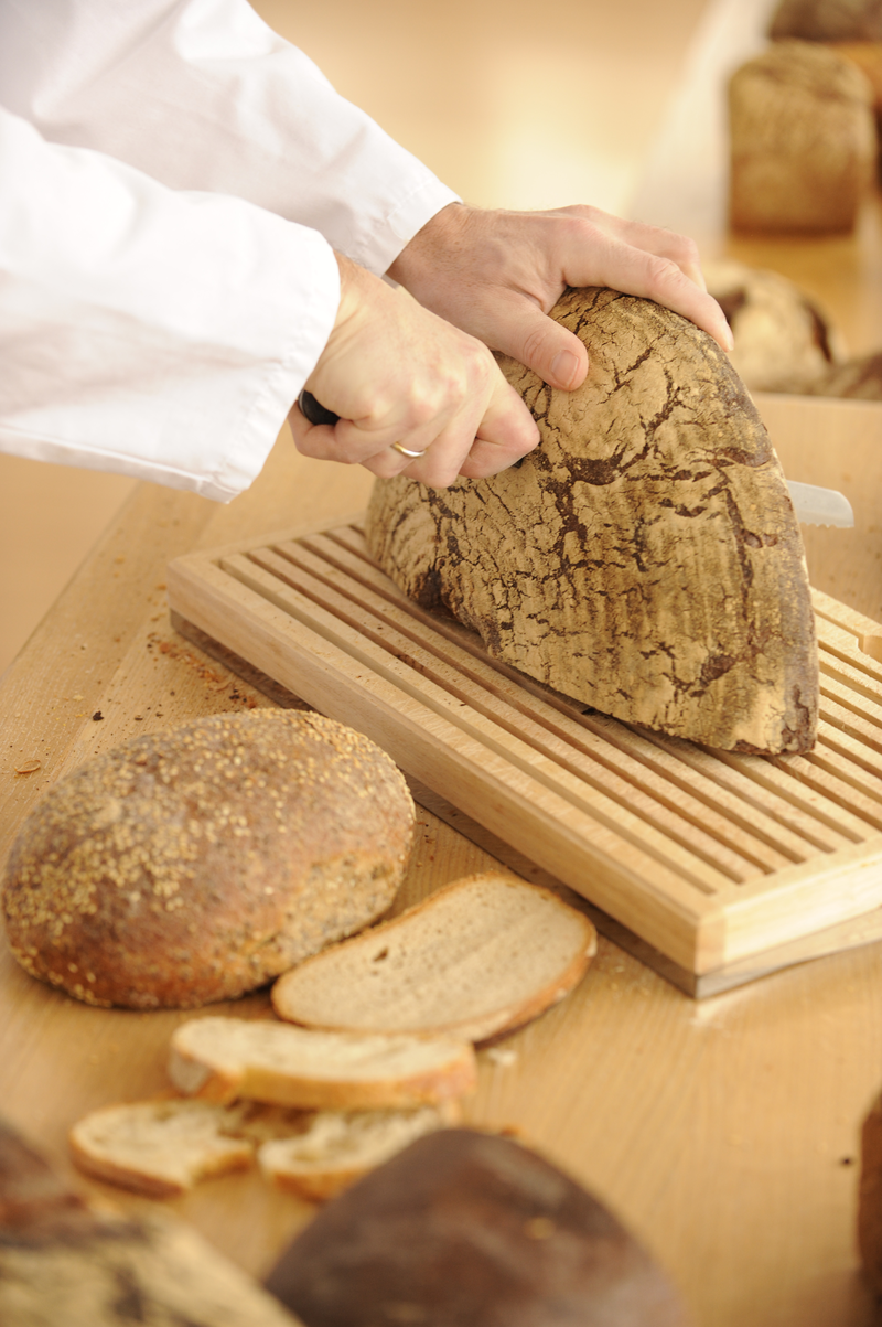 Bäcker schneidet Brot
