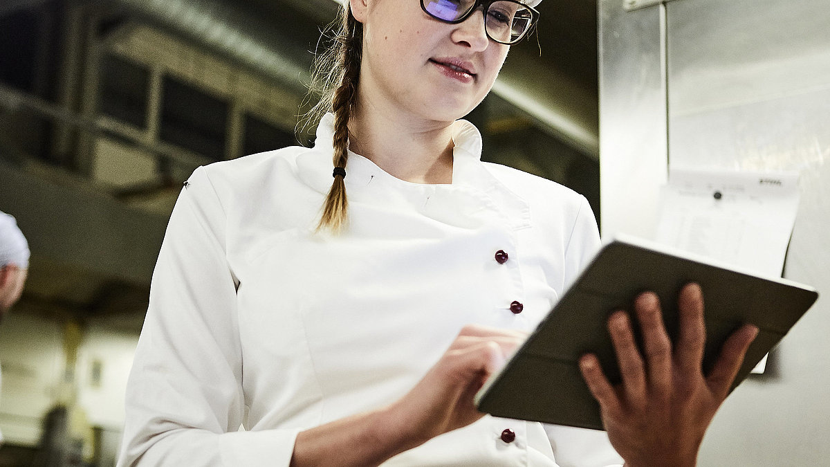 Bäckerin schreibt was auf ein Klemmbrett