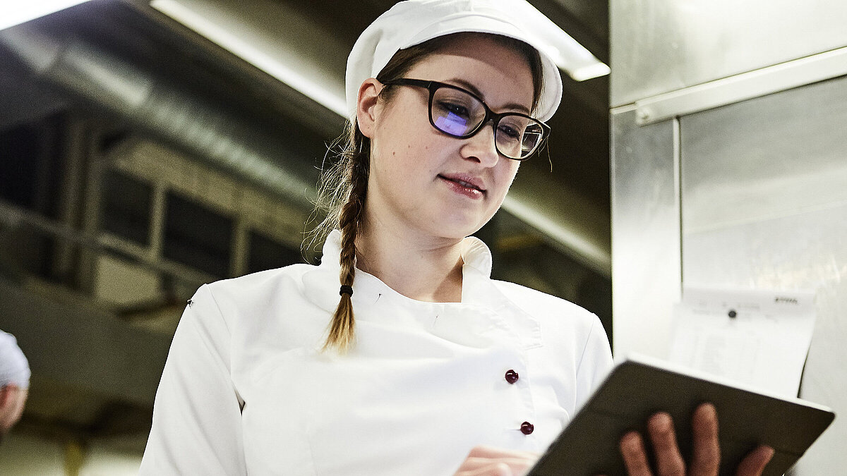 Bäckerin schreibt was auf ein Klemmbrett