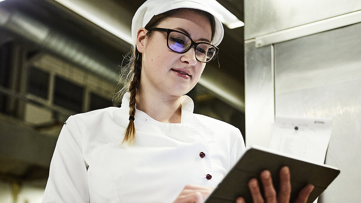 Bäckerin schreibt was auf ein Klemmbrett