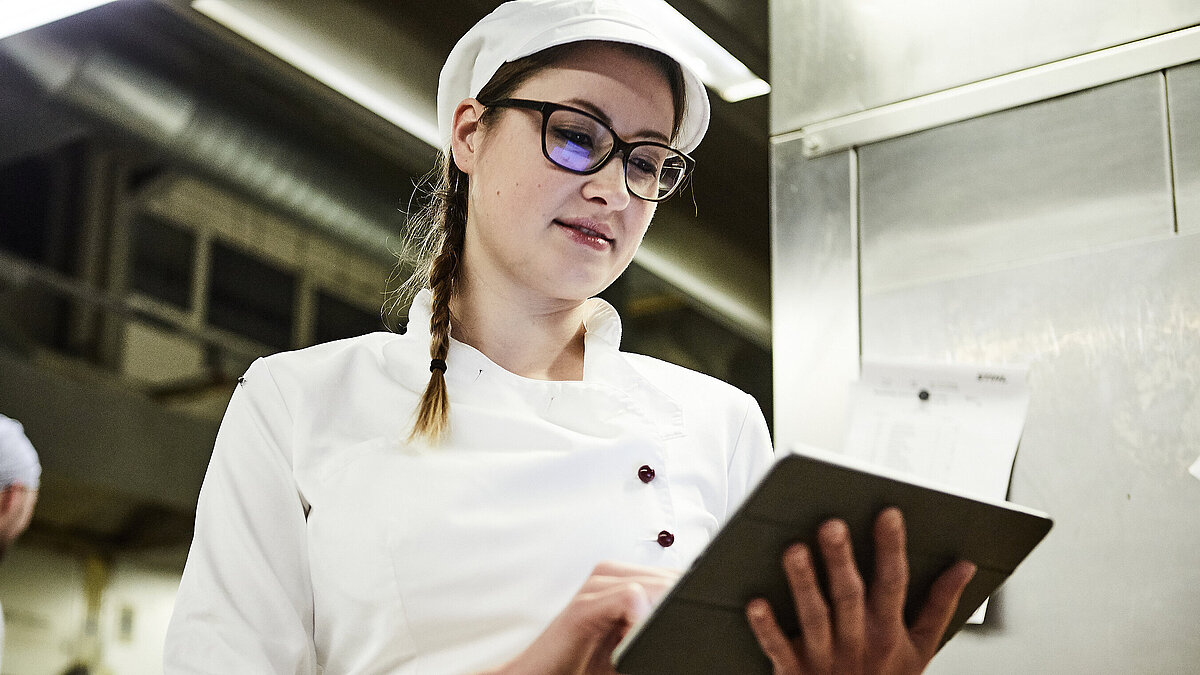 Bäckerin schreibt was auf ein Klemmbrett