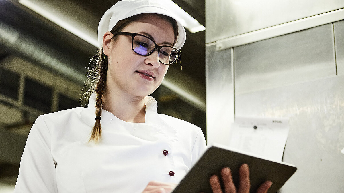 Bäckerin schreibt was auf ein Klemmbrett