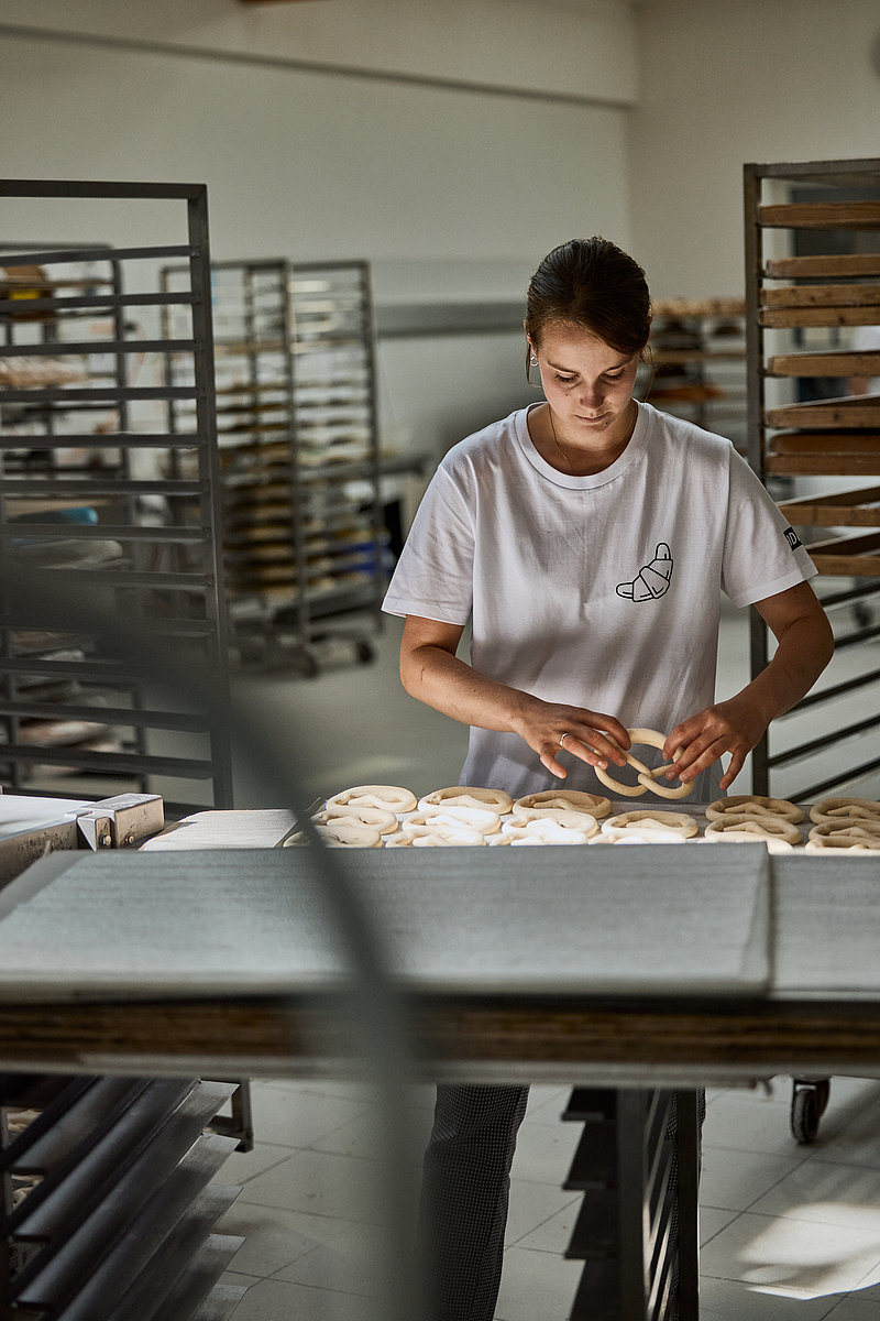 Auszubildende bei Brezelproduktion