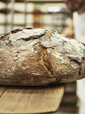 Brot wird in den Ofen geschoben