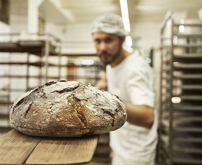 Brot wird in den Ofen geschoben