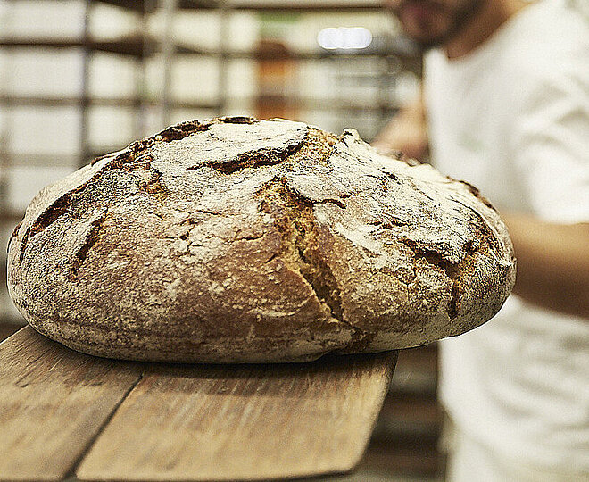 Brot wird in den Ofen geschoben