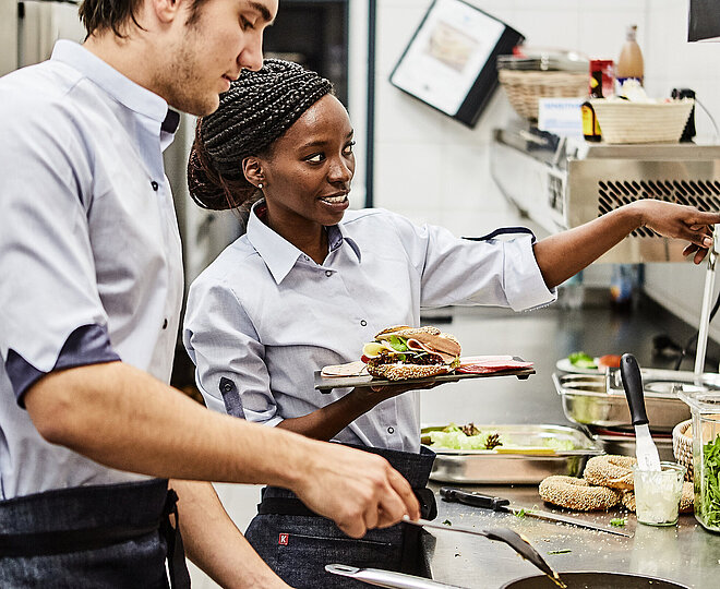 Mitarbeiter der Bäckerei Lutz beim Belegen von Brötchen