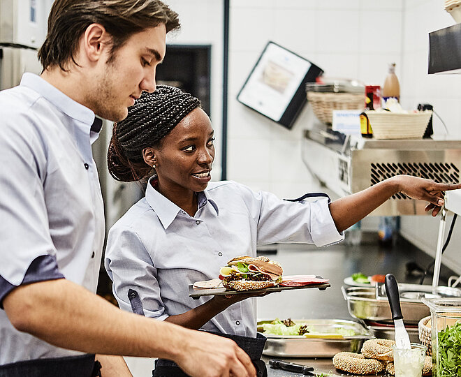 Mitarbeiter der Bäckerei Lutz beim Belegen von Brötchen