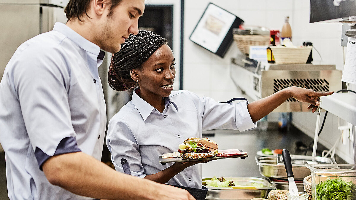 Mitarbeiter der Bäckerei Lutz beim Belegen von Brötchen