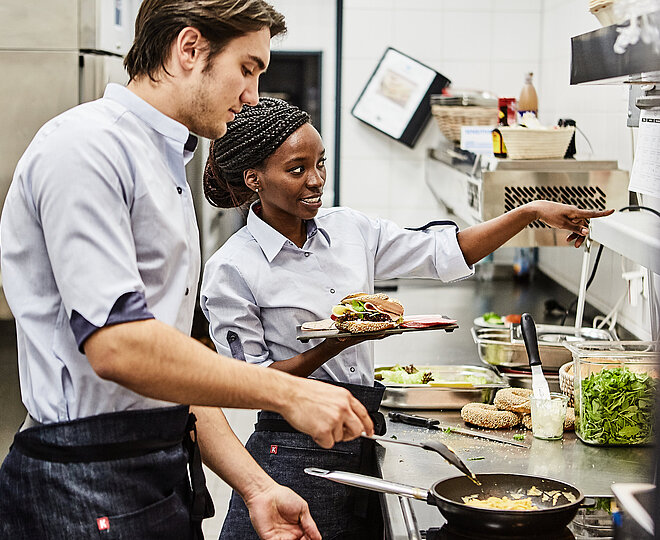Mitarbeiter der Bäckerei Lutz beim Belegen von Brötchen
