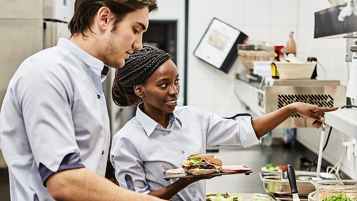 Mitarbeiter der Bäckerei Lutz beim Belegen von Brötchen