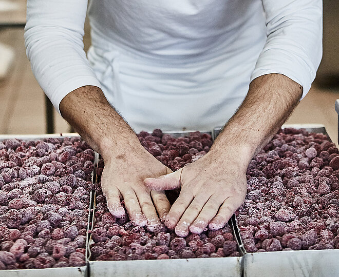 Bäcker bereitet Kuchen vor