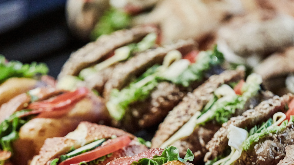 Belegte Brötchen und ein Schriftzug"Wird Ihr nächster Snack bald teurer?"