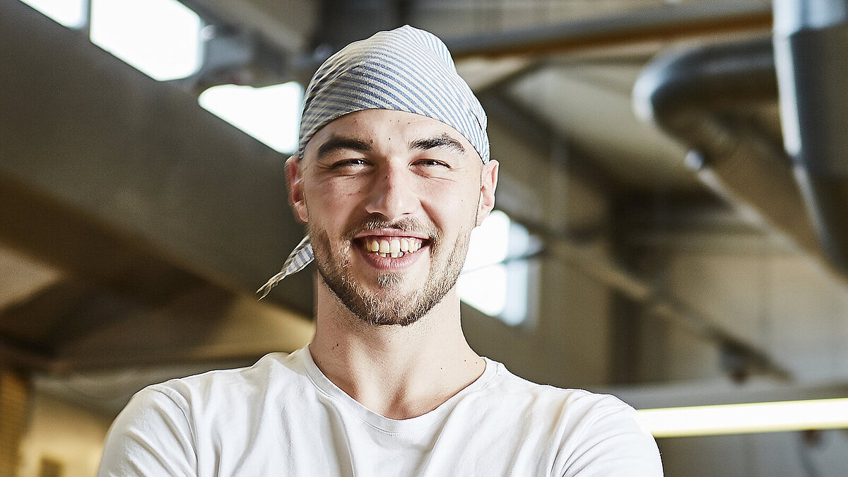 Bäcker posiert vor der Kamera