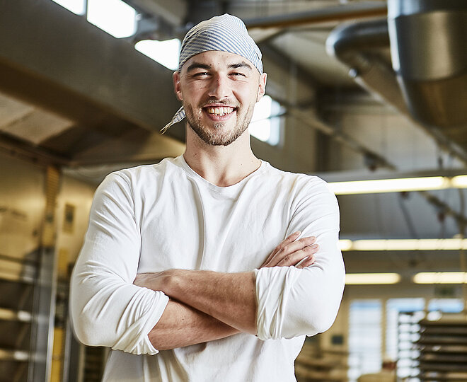 Bäcker posiert vor der Kamera