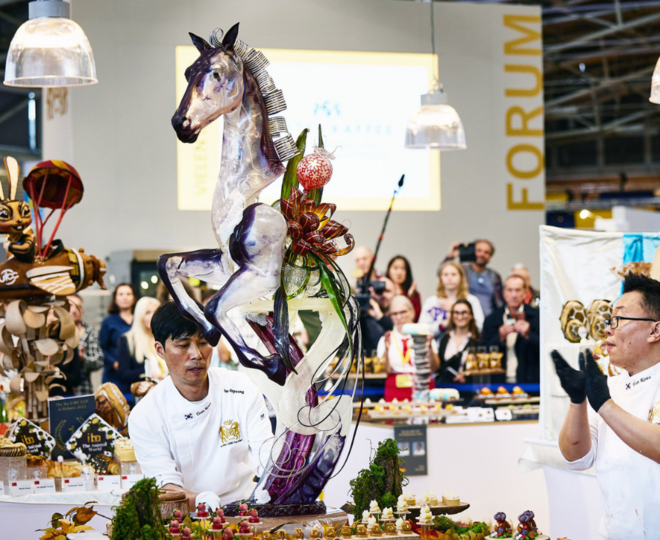 2 Bäcker mit einem Kunstwerk in Form eines Pferdes auf der Iba 2023