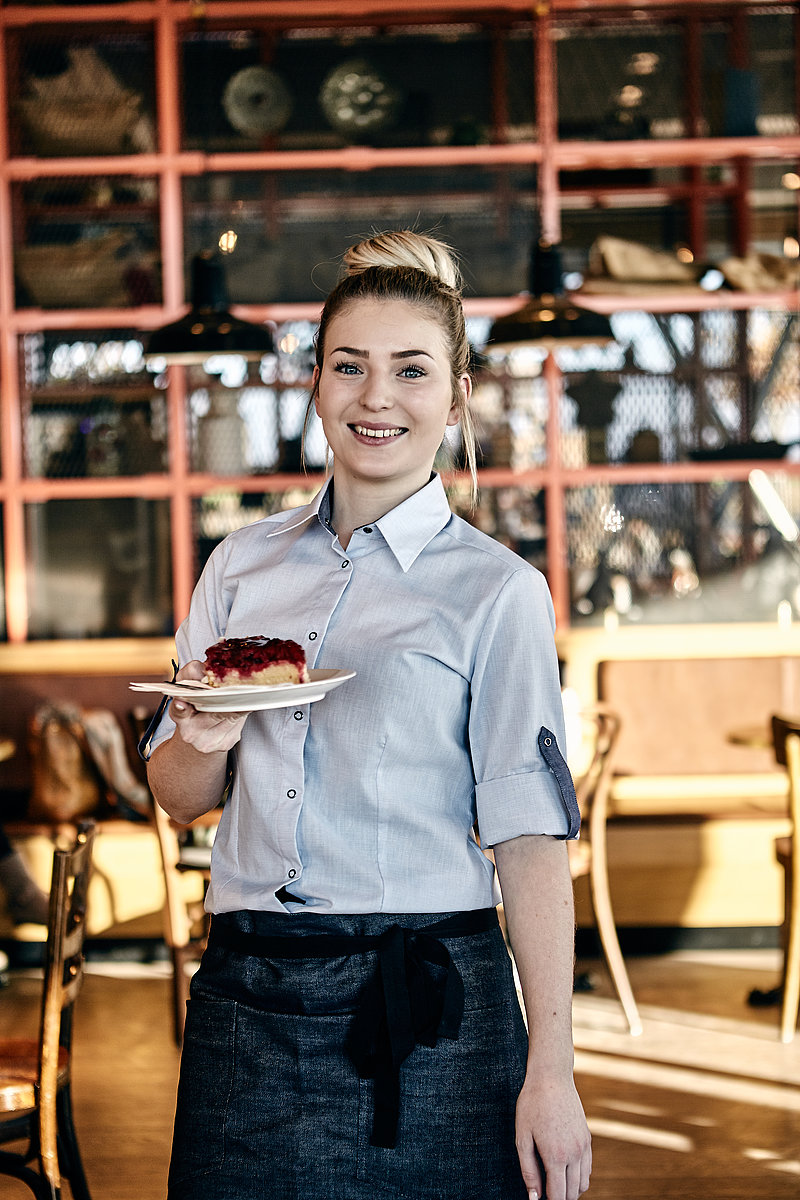 Verkäuferin mit Kuchen