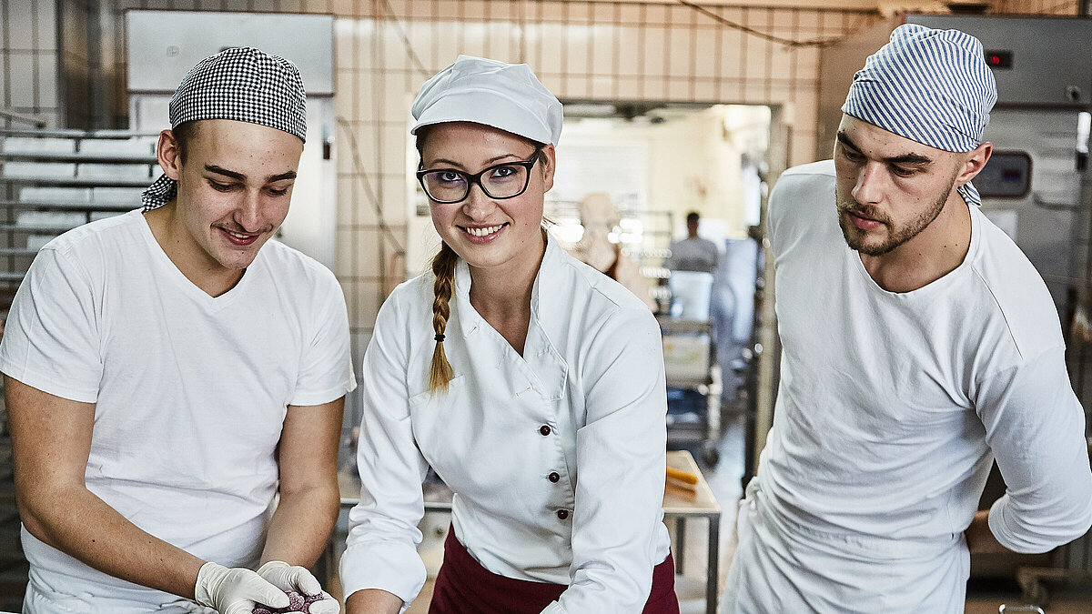 Bäcker bereiten Himbeerkuchen vor