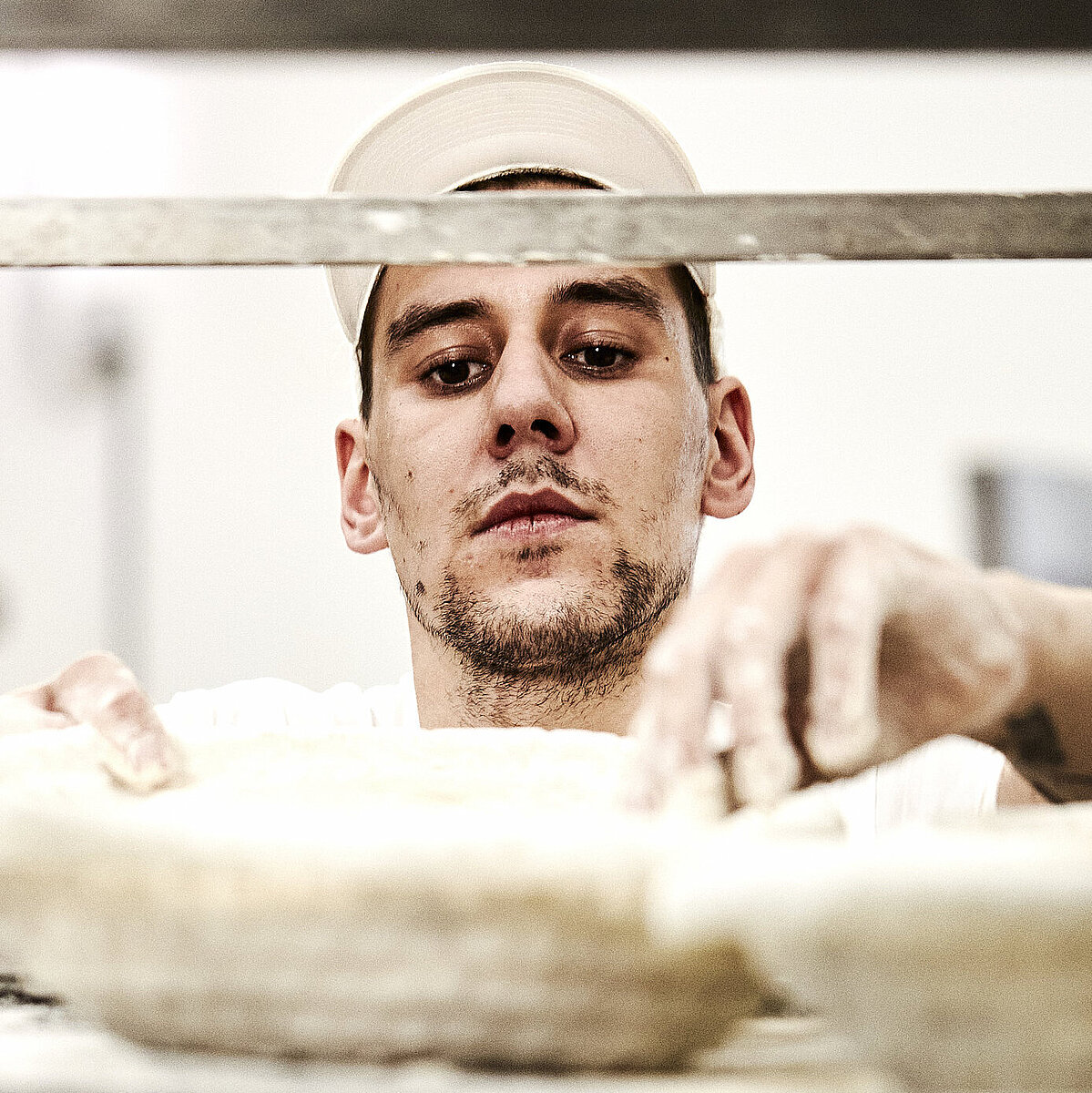 Bäcker prüft ein Gärkorb für Brote