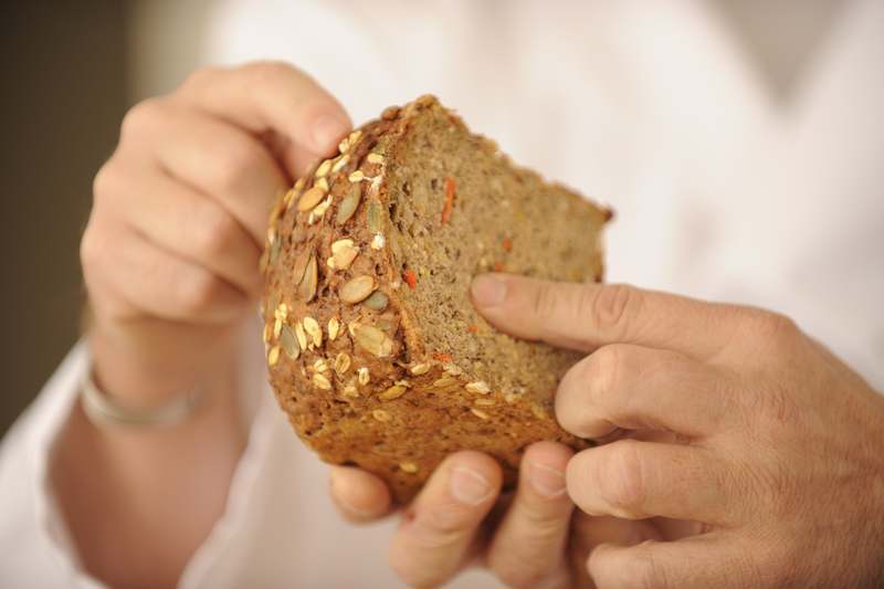 Bäcker zeigen Brot