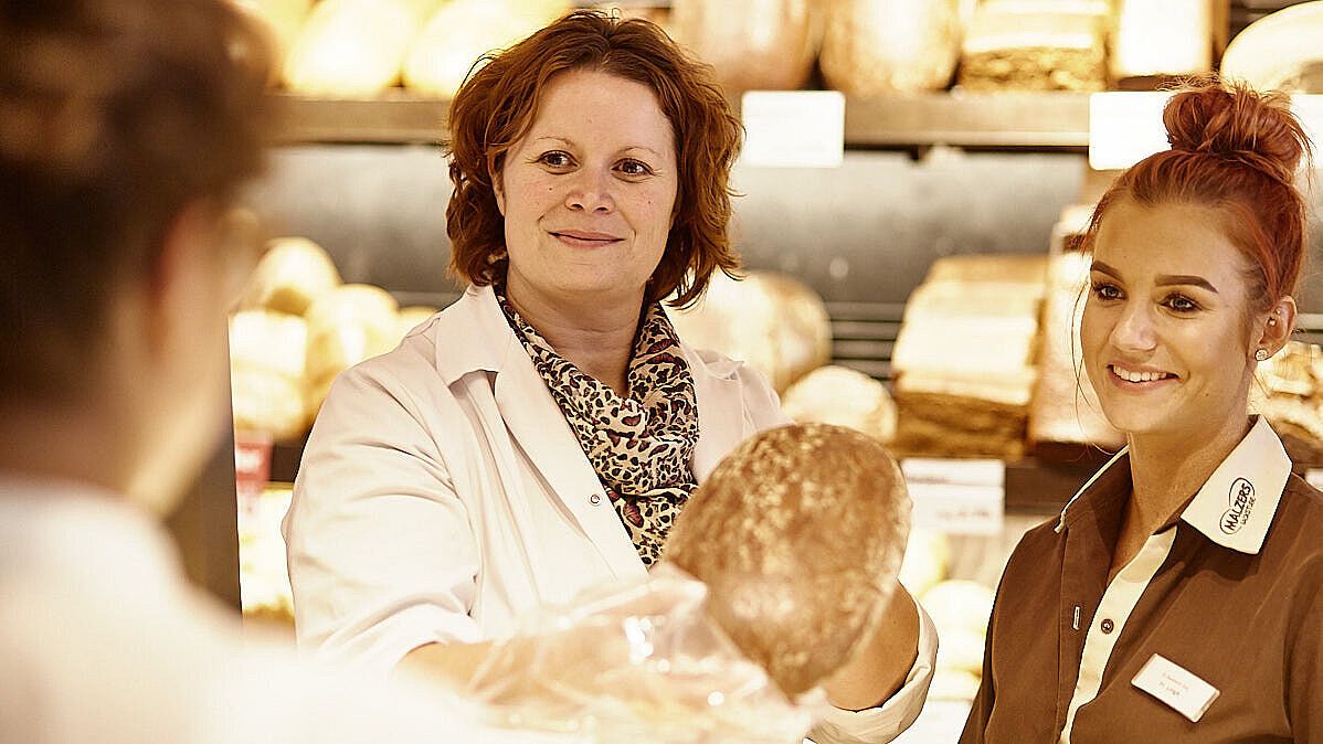 Bäckereifachverkäuferin bei der Arbeit