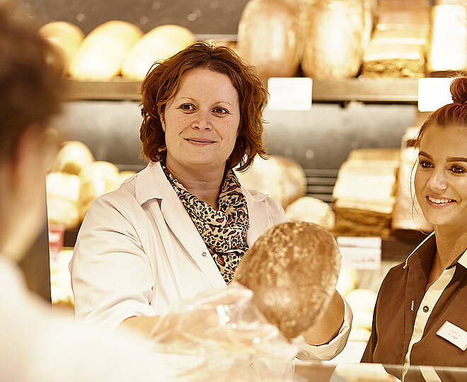 Bäckereifachverkäuferin bei der Arbeit