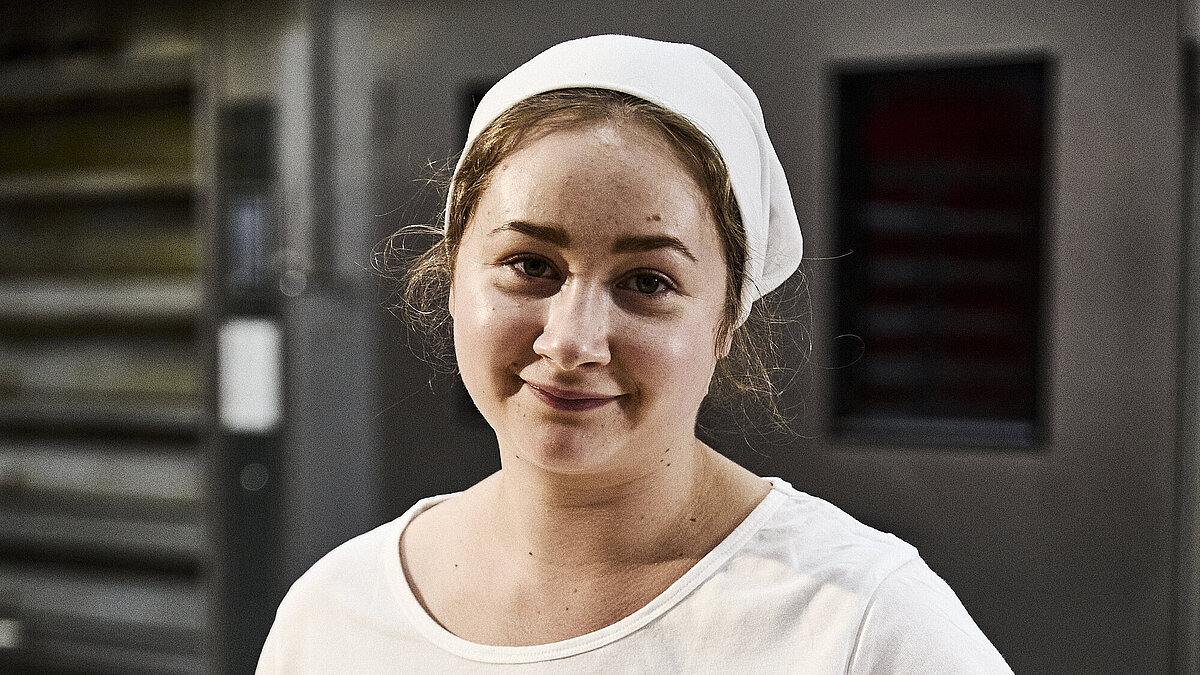 Bäckerin beim Teig kneten