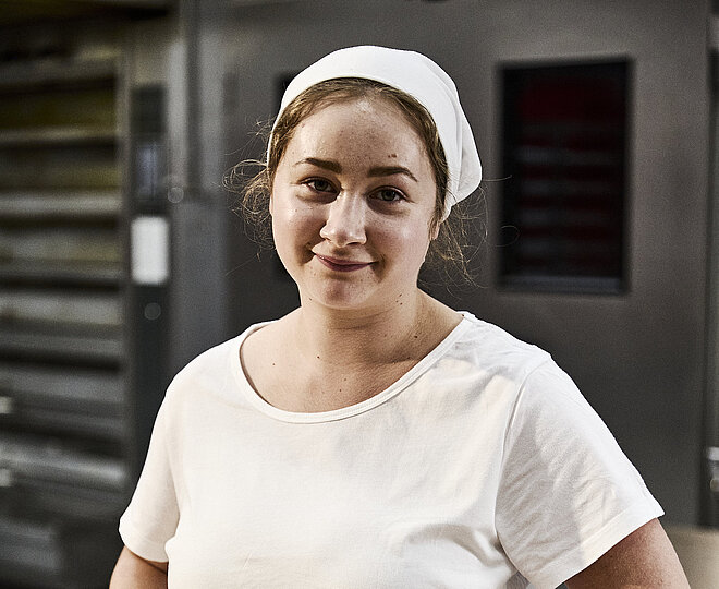 Bäckerin beim Teig kneten