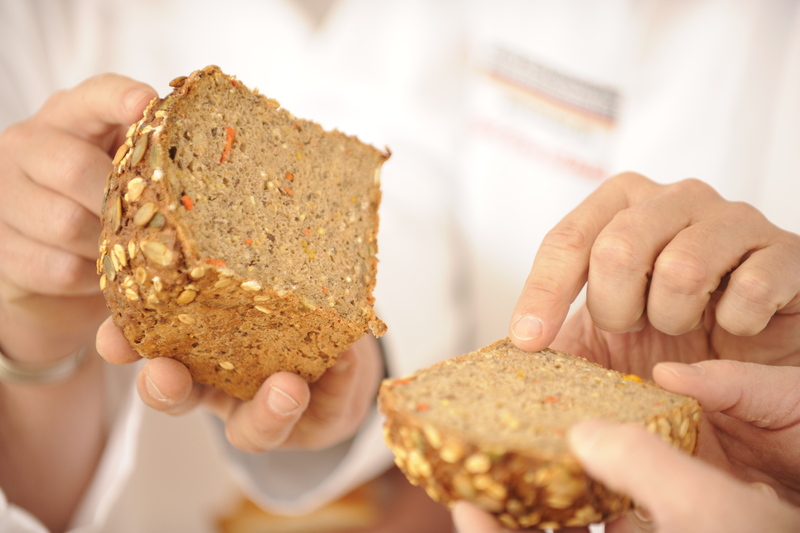 Bäcker zeigen Brot