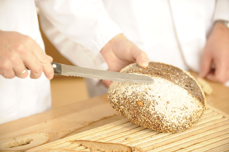 Bäcker zeigen Brot
